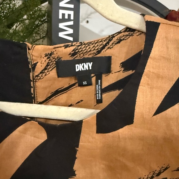 DKNY Abstract Shark Tawney Top size xs - Picture 7 of 9